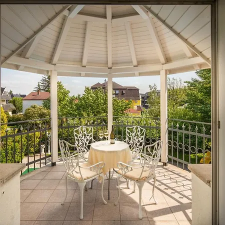 Bed & Breakfast Admiral Family 4*